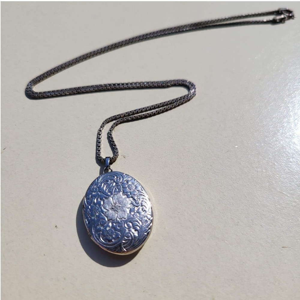 Vintage 925 Sterling Silver Locket Necklace Silver Floral Engraved Oval